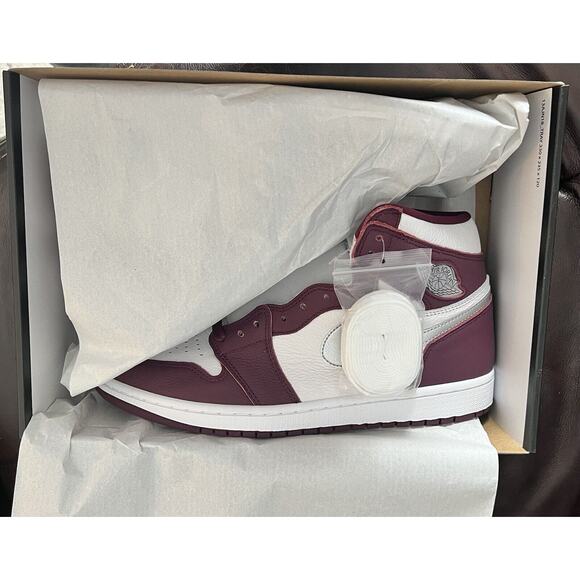 Nike Air Jordan 1 Retro High OG Bordeaux 555088-611 Size 11 main image 4
